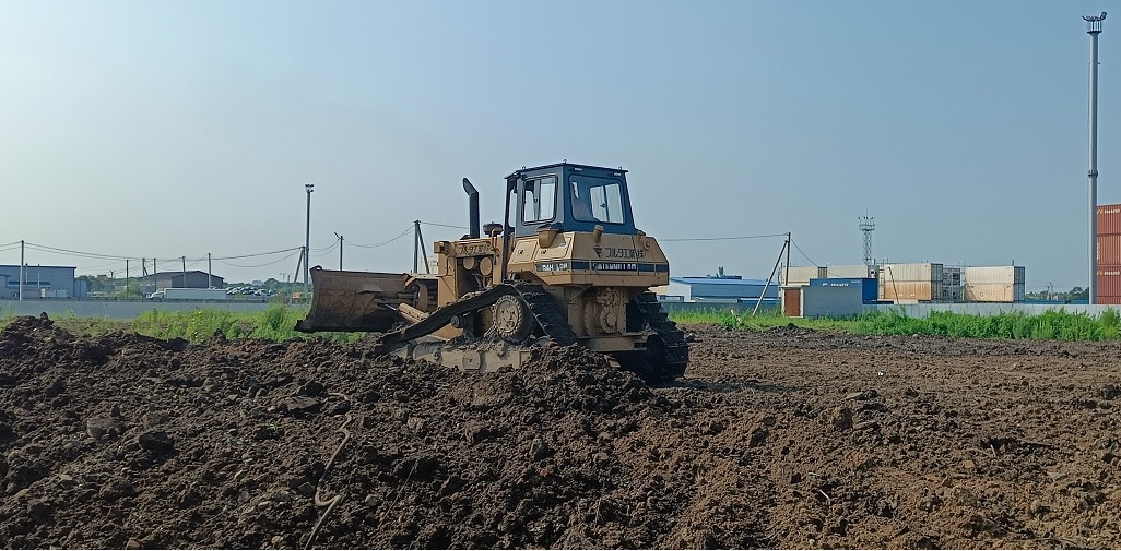 Бульдозер и экскватор роют и копают котлованы в Ярославле