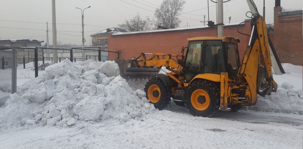 Экскаватор погрузчик для уборки снега и погрузки в самосвалы для вывоза в Рыбинске