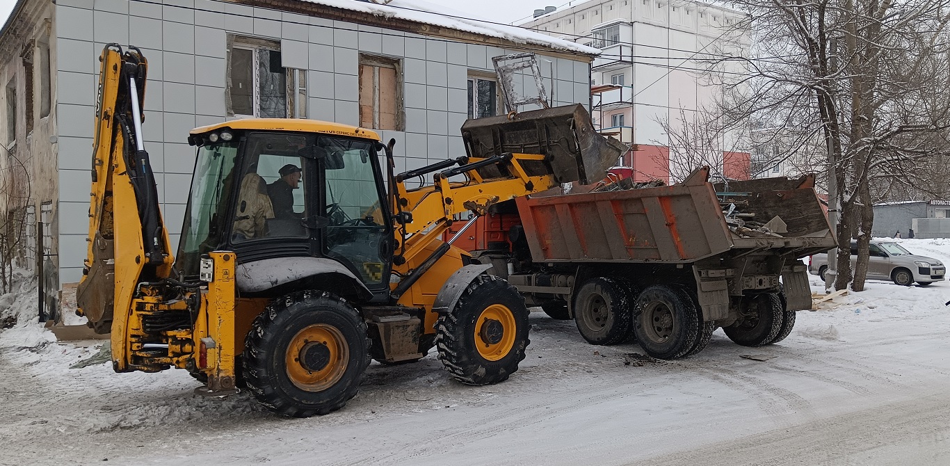 Уборка и вывоз строительного мусора, ТБО с помощью экскаватора и самосвала в Переславле-Залесском