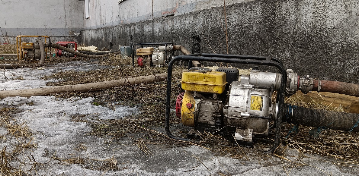 Откачка мотопомпами талой воды из подвала дома в Ярославской области